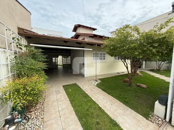 Elegância e Conforto no Coração de Balneário Camboriú: Casa Mobiliada com 3 Dormitórios e Churrasqueira Privativa"
