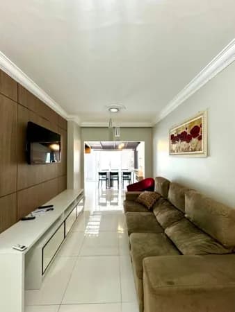 Desfrute da Praia: Apartamento de 2 Dormitórios no Edifício Dona Rosinha, na Quadra do Mar