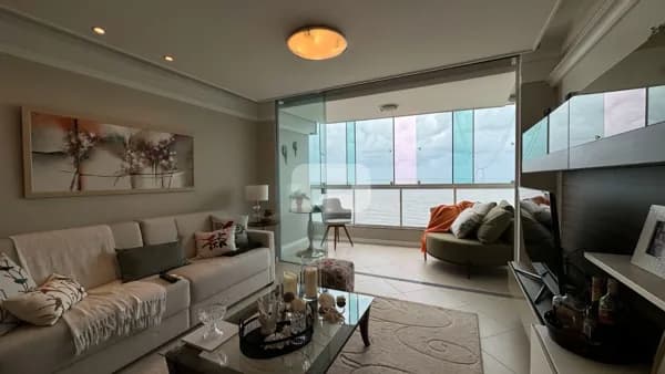 Apartamento frente mar em andar alto, reformado e com completa área de lazer. Localizado no Coração de BC!