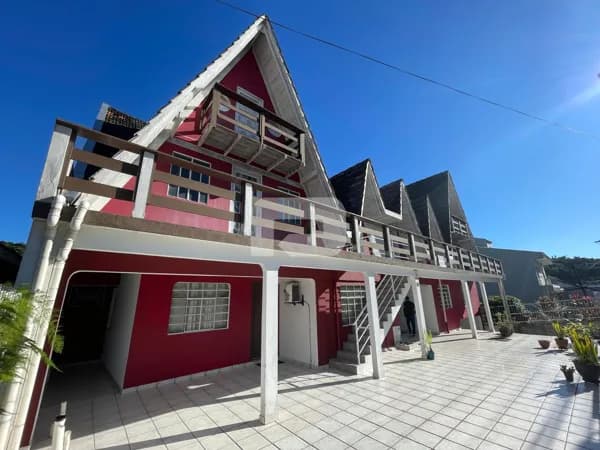 chalé localizado em um amplo terreno