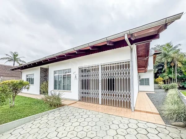 Casa com amplo terreno e potencial residencial/comercial no Centro de Rio dos Cedros