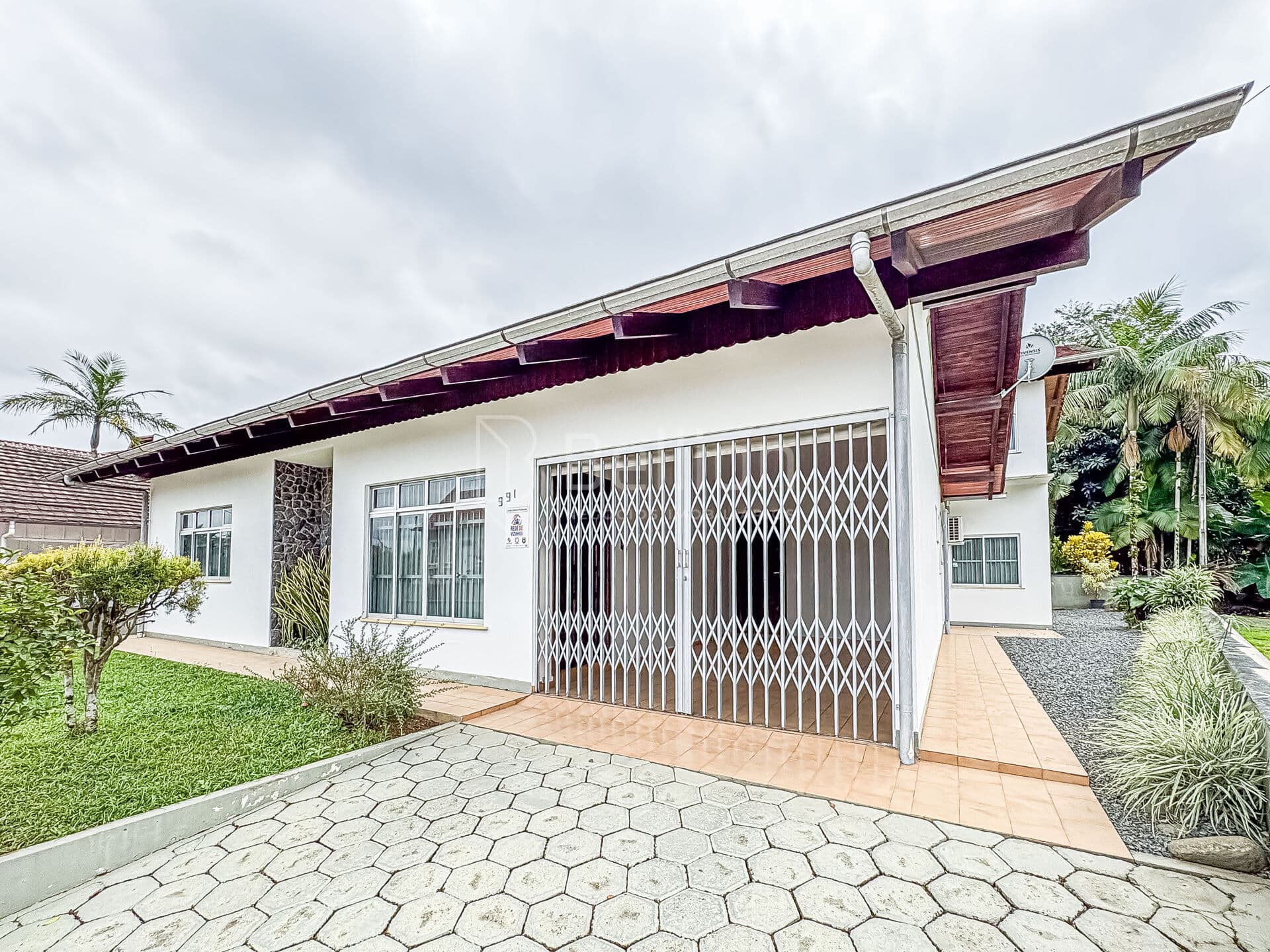 Casa com amplo terreno e potencial residencial/comercial no Centro de Rio dos Cedros