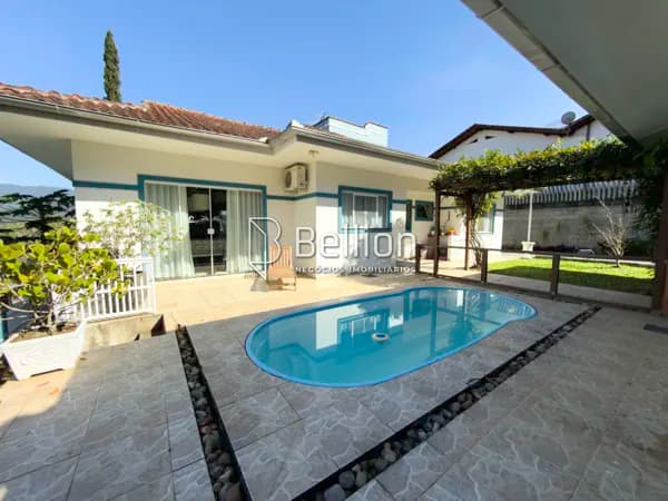 Casa semi mobiliada, com amplo terreno e piscina no Centro de Rio dos Cedros