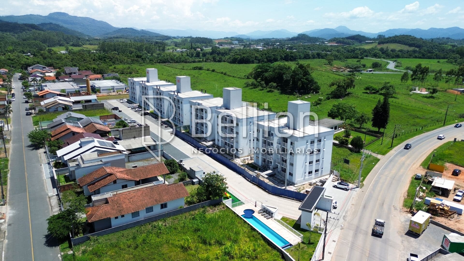 Apartamento com piscina, dois quartos, semi mobiliado em Indaial — moderno e pronto para morar!