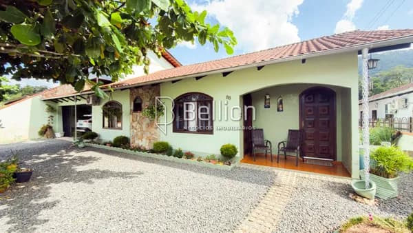 Belíssima casa no bairro dos lagos em rodeio.