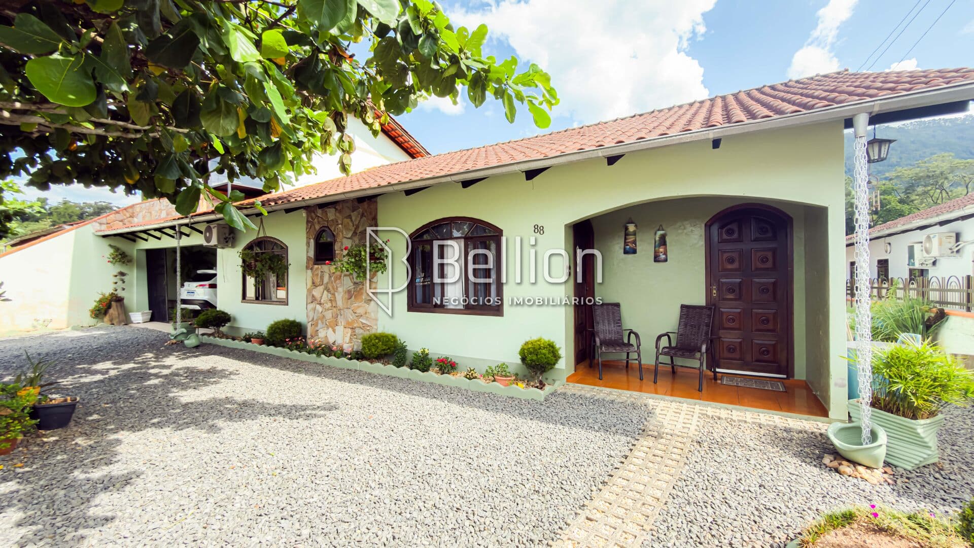 Belíssima casa no bairro dos lagos em rodeio.