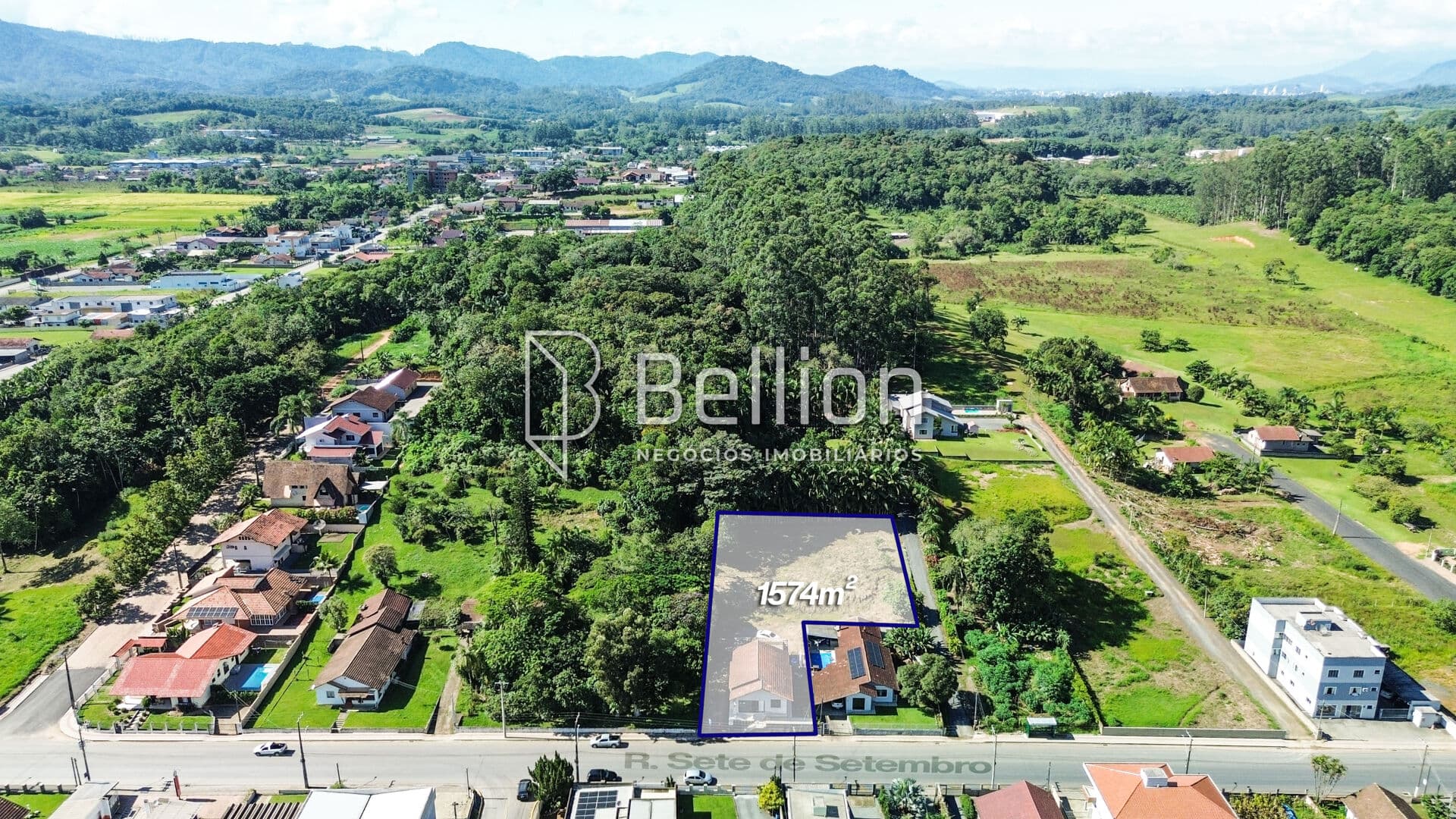 Casa com amplo terreno no bairro Divinéia, em Rio dos Cedros