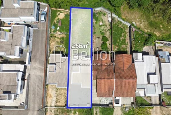 Residência situada em um bairro tranquilo em Timbó. Com um terreno espaçoso de 262,50 m², esta propriedade oferece um espaço para sua família desfrutar.