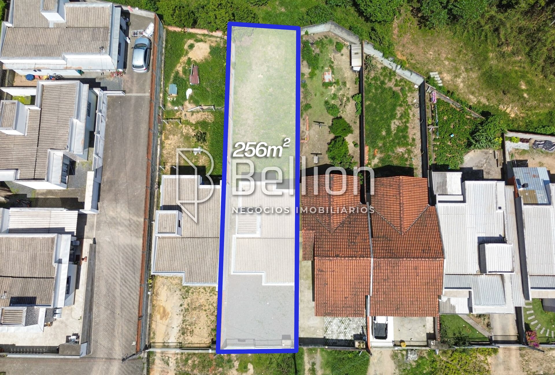 Residência situada em um bairro tranquilo em Timbó. Com um terreno espaçoso de 262,50 m², esta propriedade oferece um espaço para sua família desfrutar.