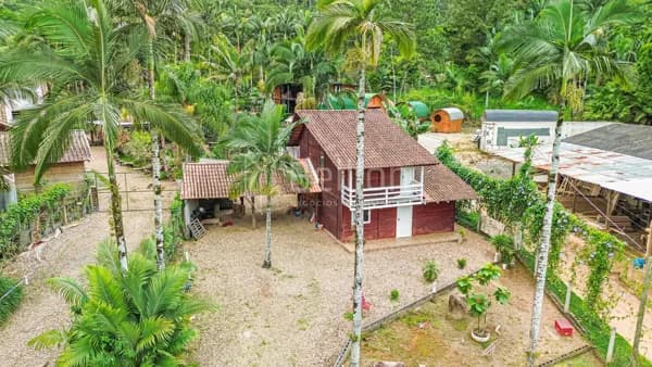 Casa em Rodeio no bairro Kaspereit, com amplo terreno e área de festas