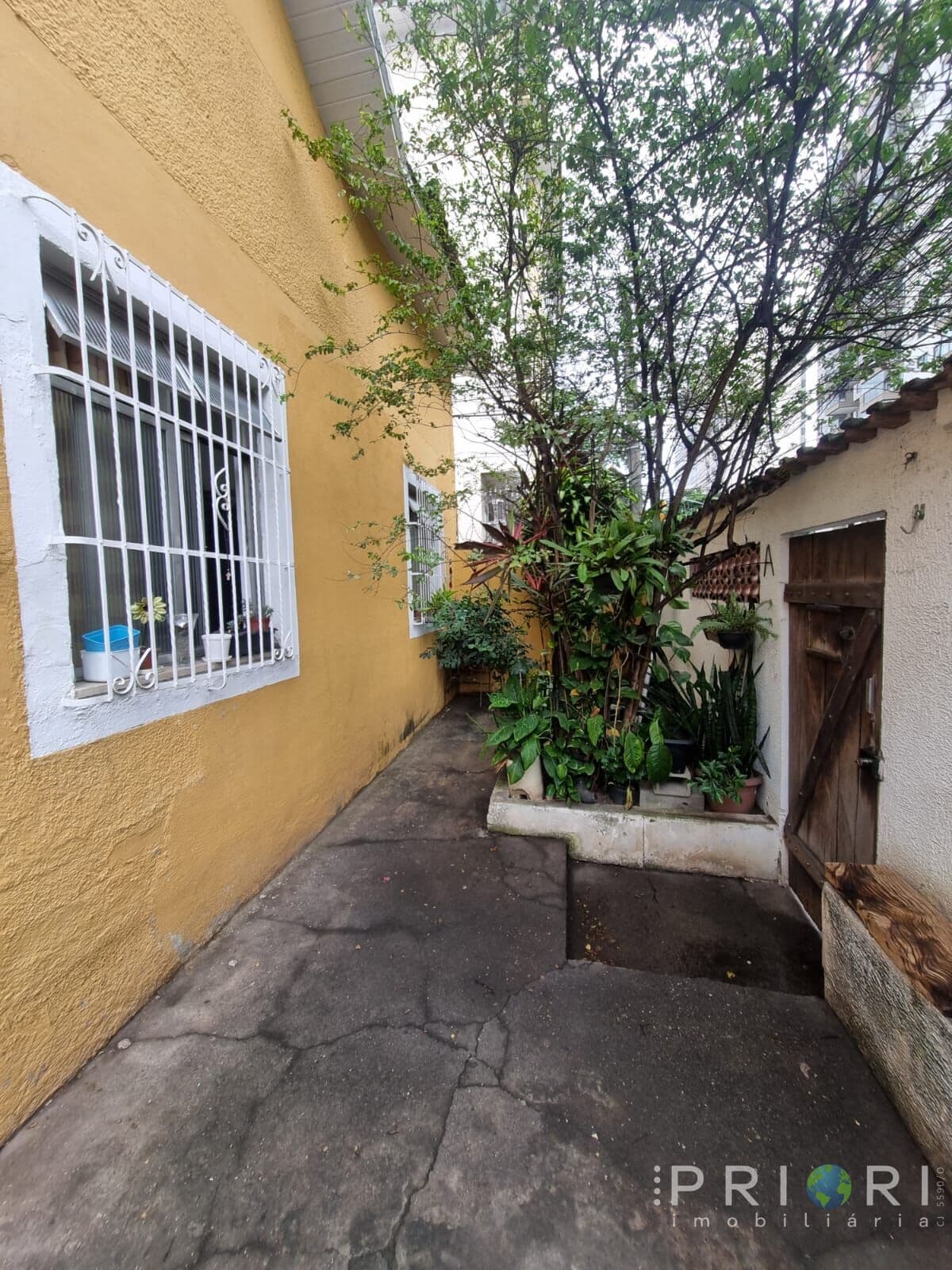 Ampla casa com duas residências e área de lazer completa em Todos os Santos