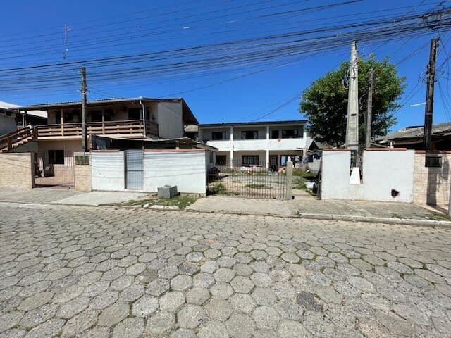 Sobrado + kitnet no Cordeiros