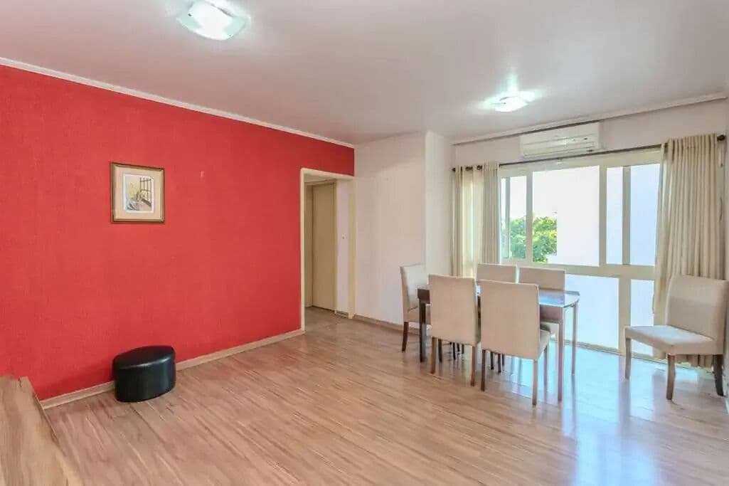 Amplo apartamento com 88m², 2 dormitórios + dependência e vaga coberta