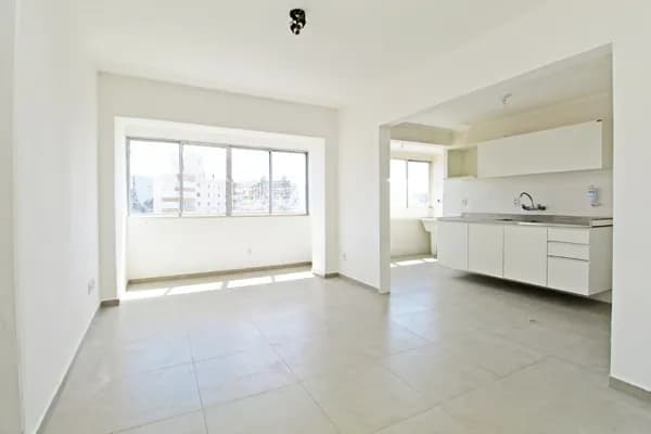 Apartamento bem iluminado em andar alto com 2 dormitórios e vaga de garagem