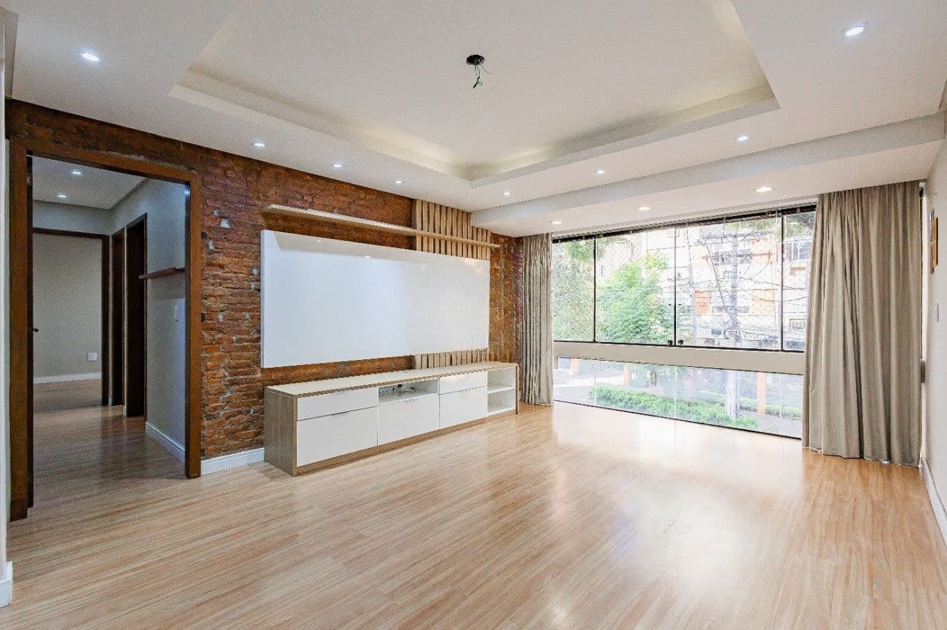 Apartamento Reformado, Semimobiliado, 2 Dormitórios, Suíte e 2 Vagas