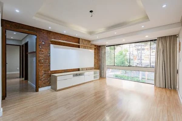Apartamento Reformado, Semimobiliado, 2 Dormitórios, Suíte e 2 Vagas