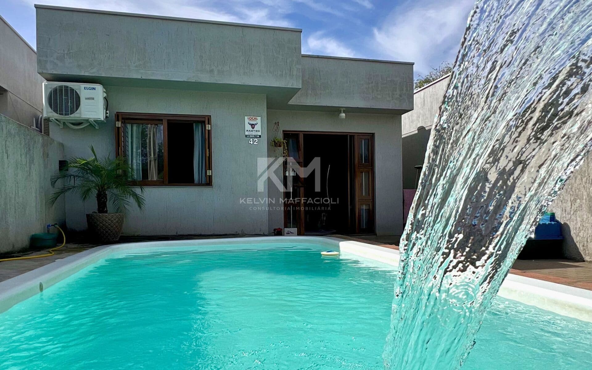 Casa praticamente nova com piscina!