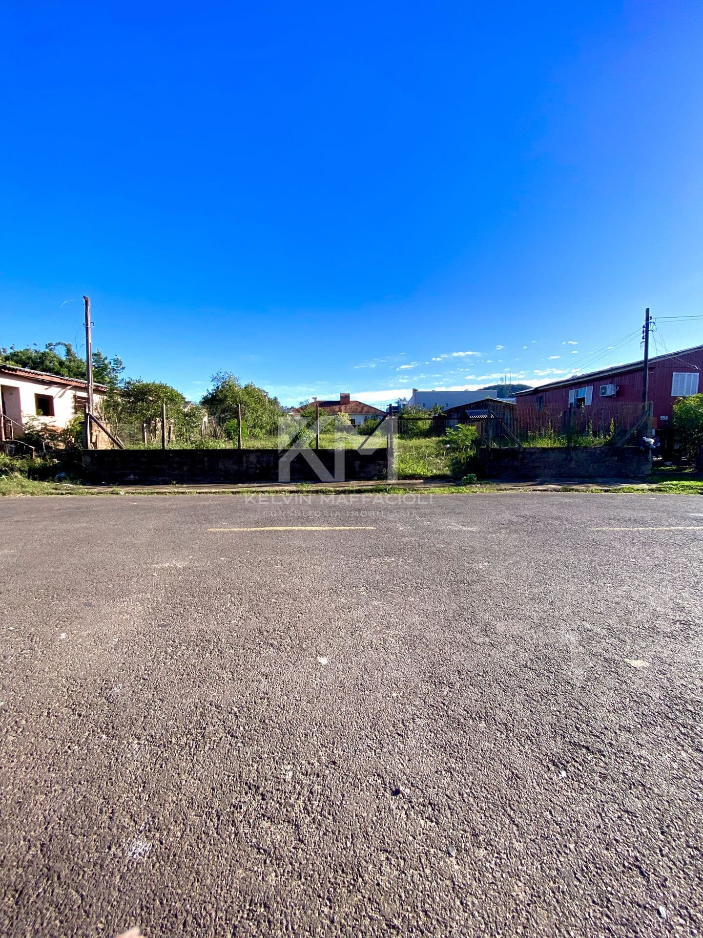 AMPLO TERRENO PRONTO PARA CONSTRUIR PRÓXIMO AO CENTRO