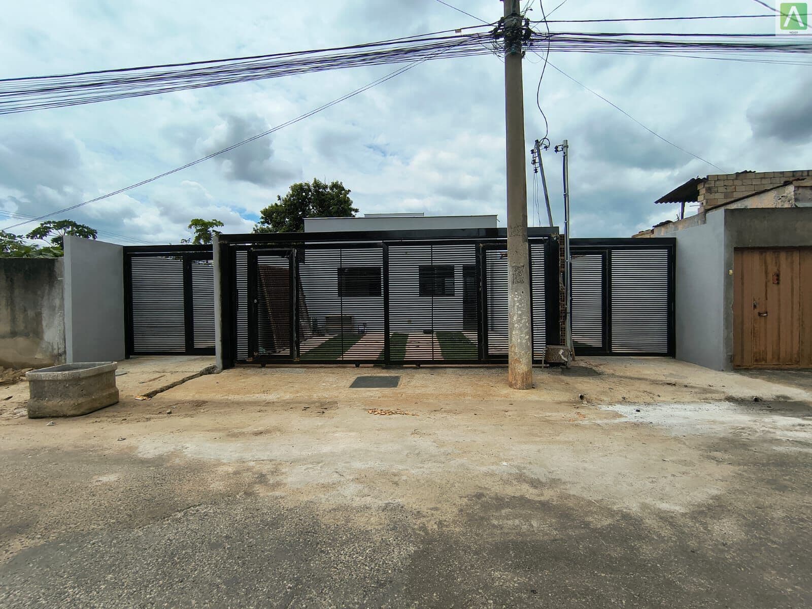 Casa NOVA com 3 quartos, sendo 1 suíte; quintal, garagem 2 ou mais