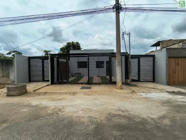 Casa NOVA com 3 quartos, sendo 1 suíte; quintal, garagem 2 ou mais