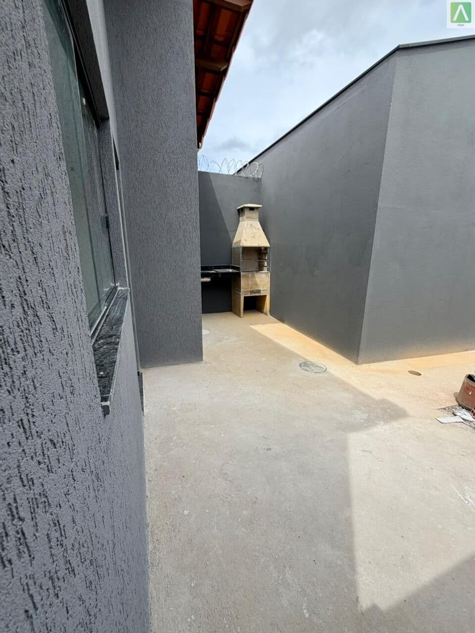 Casa NOVA; 2 quartos sendo 1 suíte, excelente acabamento