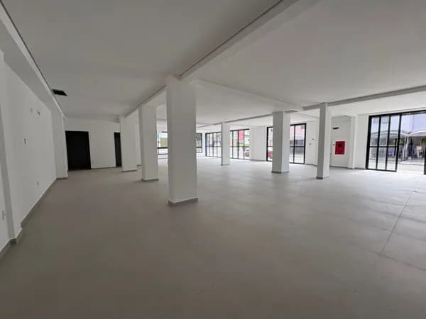 Sala Comercial Ampla com 220m² – Localização Estratégica
