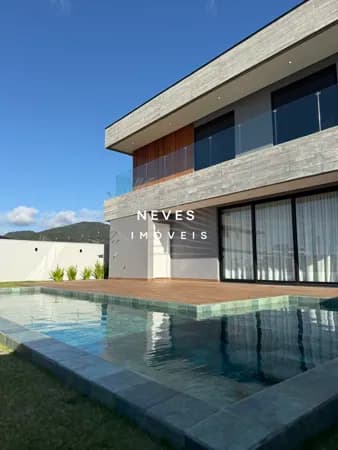 Casa de Alto Padrão com 5 Suítes, Automação Completa e Piscina com Spa no Condomínio Caledônia