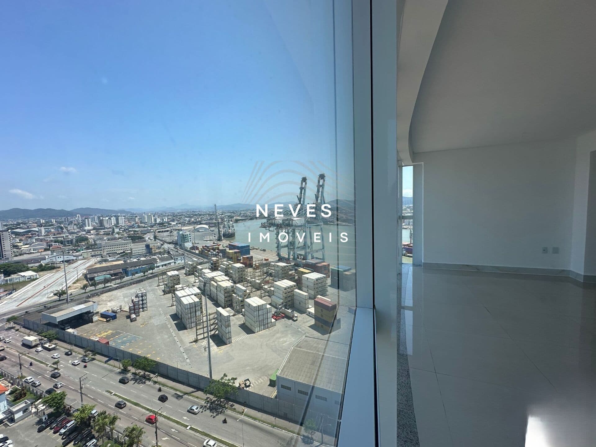 SALA ÁEREA EM CENTRO EMPRESARIAL NO CENTRO DE ITAJAÍ
