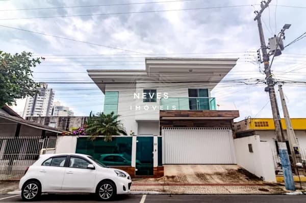 Casa em Condomínio Fechado no Centro de Balneário Camboriú com 4 Suítes e Piscina Aquecida