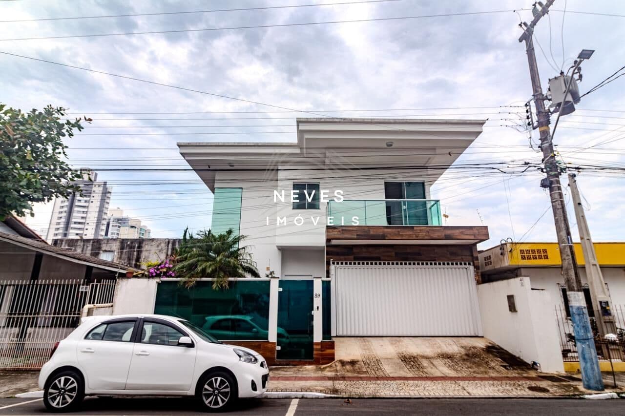 Casa em Condomínio Fechado no Centro de Balneário Camboriú com 4 Suítes e Piscina Aquecida