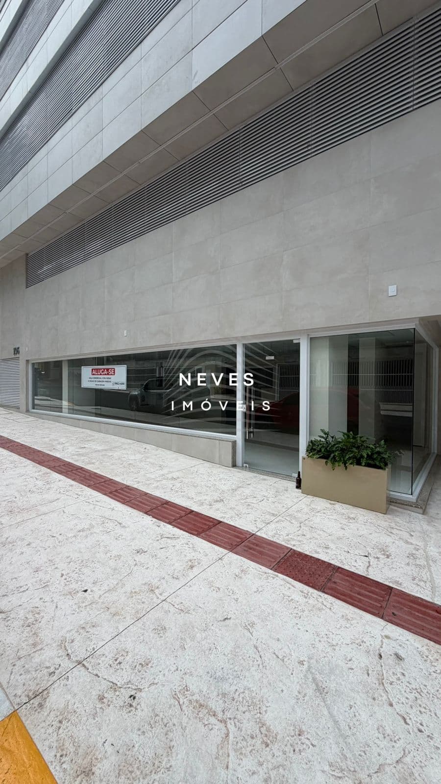 SALA COMERCIAL TÉRREA AMPLA E COM 6 VAGAS DE GARAGEM NO PIONEIROS!