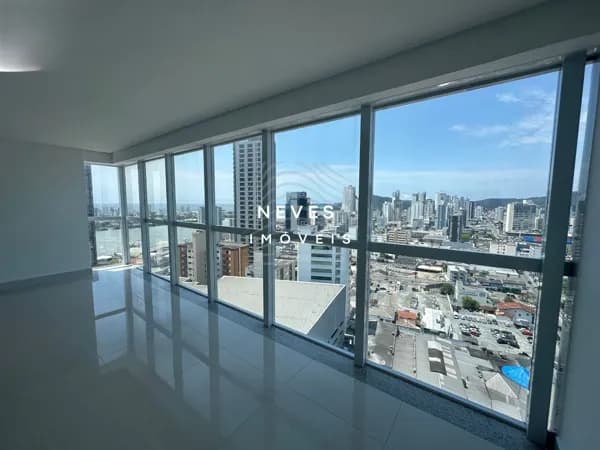 SALA ÁEREA EM CENTRO EMPRESARIAL NO CENTRO DE ITAJAÍ