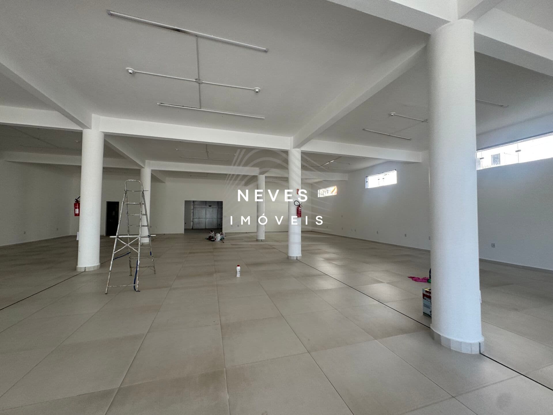 SALA COMERCIAL TÉRREA PARA LOCAÇÃO NA OSVALDO REIS COM 430M2