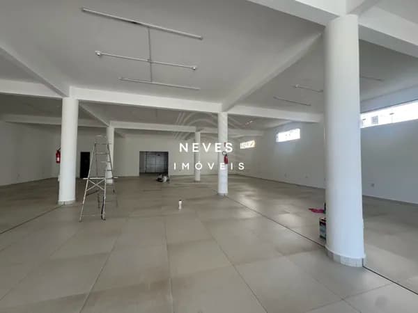 SALA COMERCIAL TÉRREA PARA LOCAÇÃO NA OSVALDO REIS COM 430M2