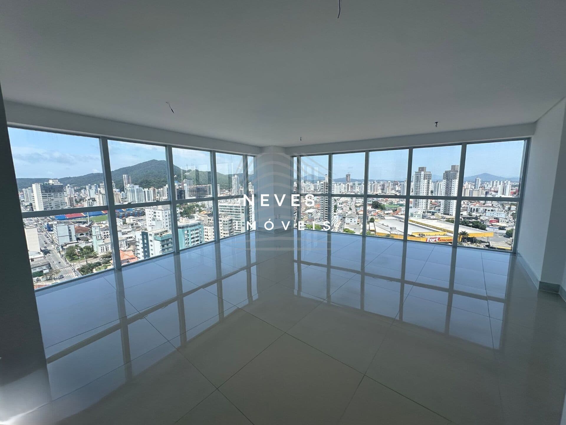 SALA ÁEREA EM CENTRO EMPRESARIAL NO CENTRO DE ITAJAÍ