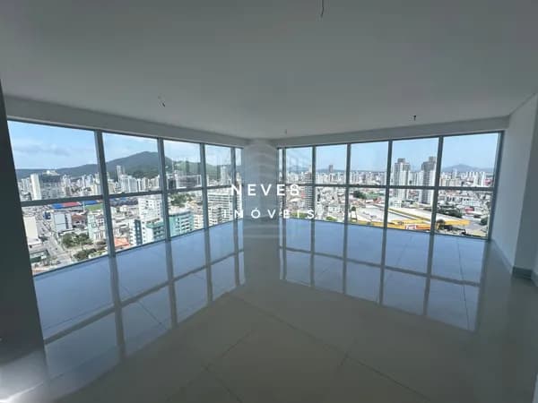 SALA ÁEREA EM CENTRO EMPRESARIAL NO CENTRO DE ITAJAÍ