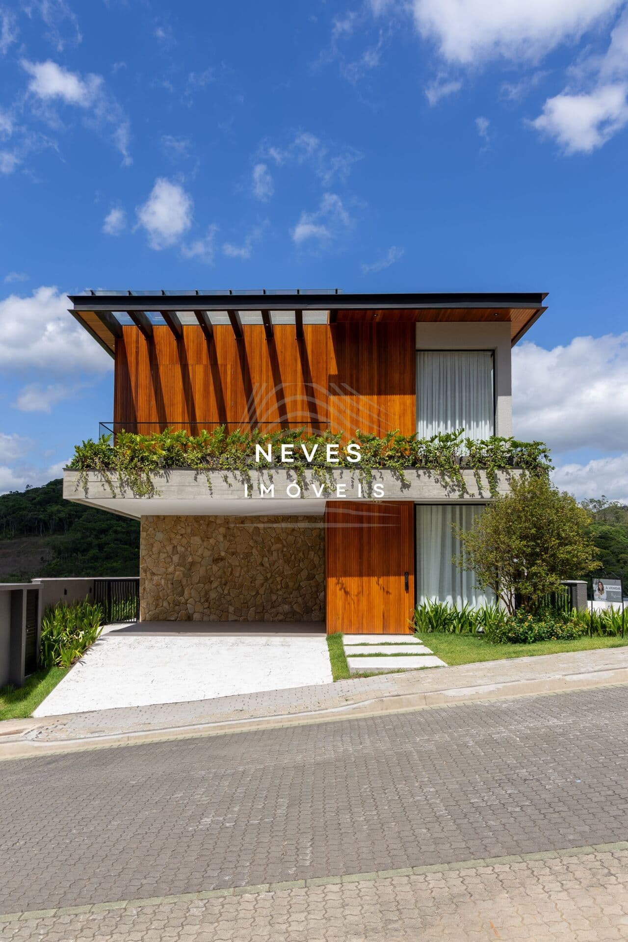Residência de Luxo em Condomínio Fechado em Camboriú com 4 Suítes e 390m² Privativos