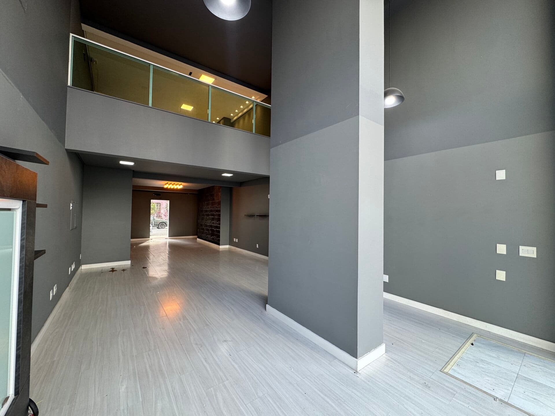 LOCAÇÃO COMERCIAL – SALA COM MEZANINO CENTRO EM BC 100M²