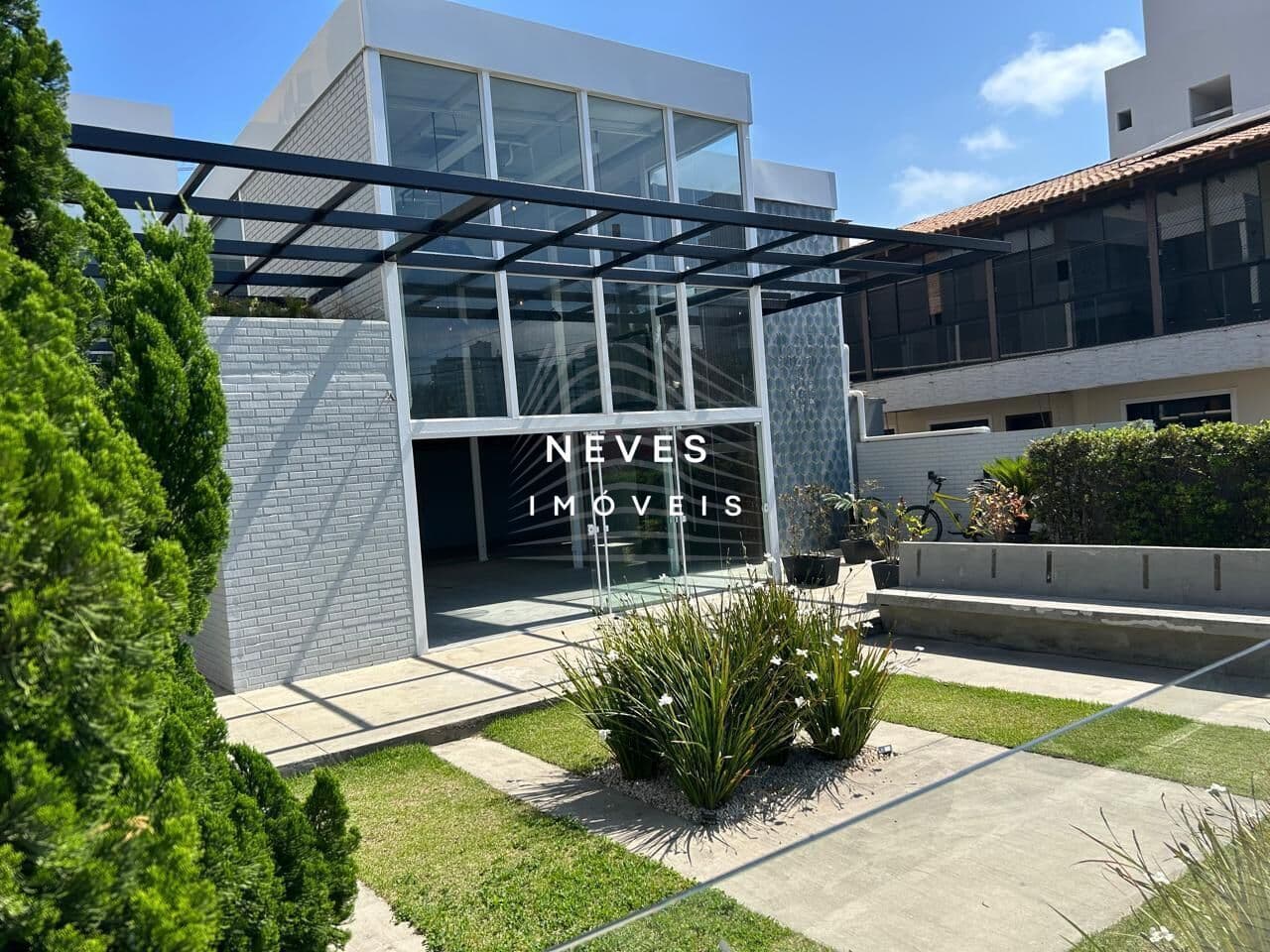 PRÉDIO COMERCIAL PARA LOCAÇÃO COM 350M² QUADRA MAR