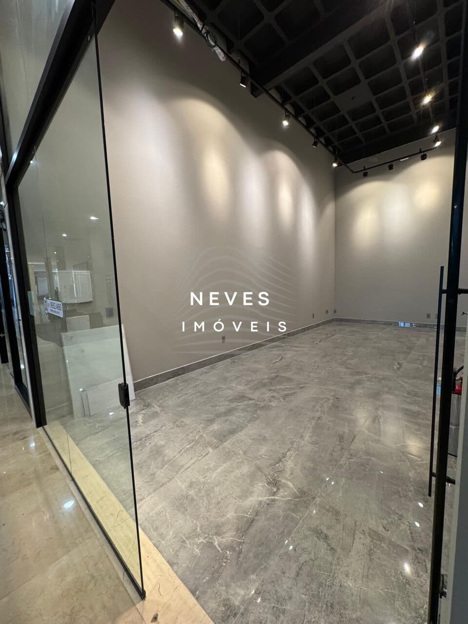 SALA TÉRREA EM CENTRO EMPRESARIAL NA PRAIA BRAVA