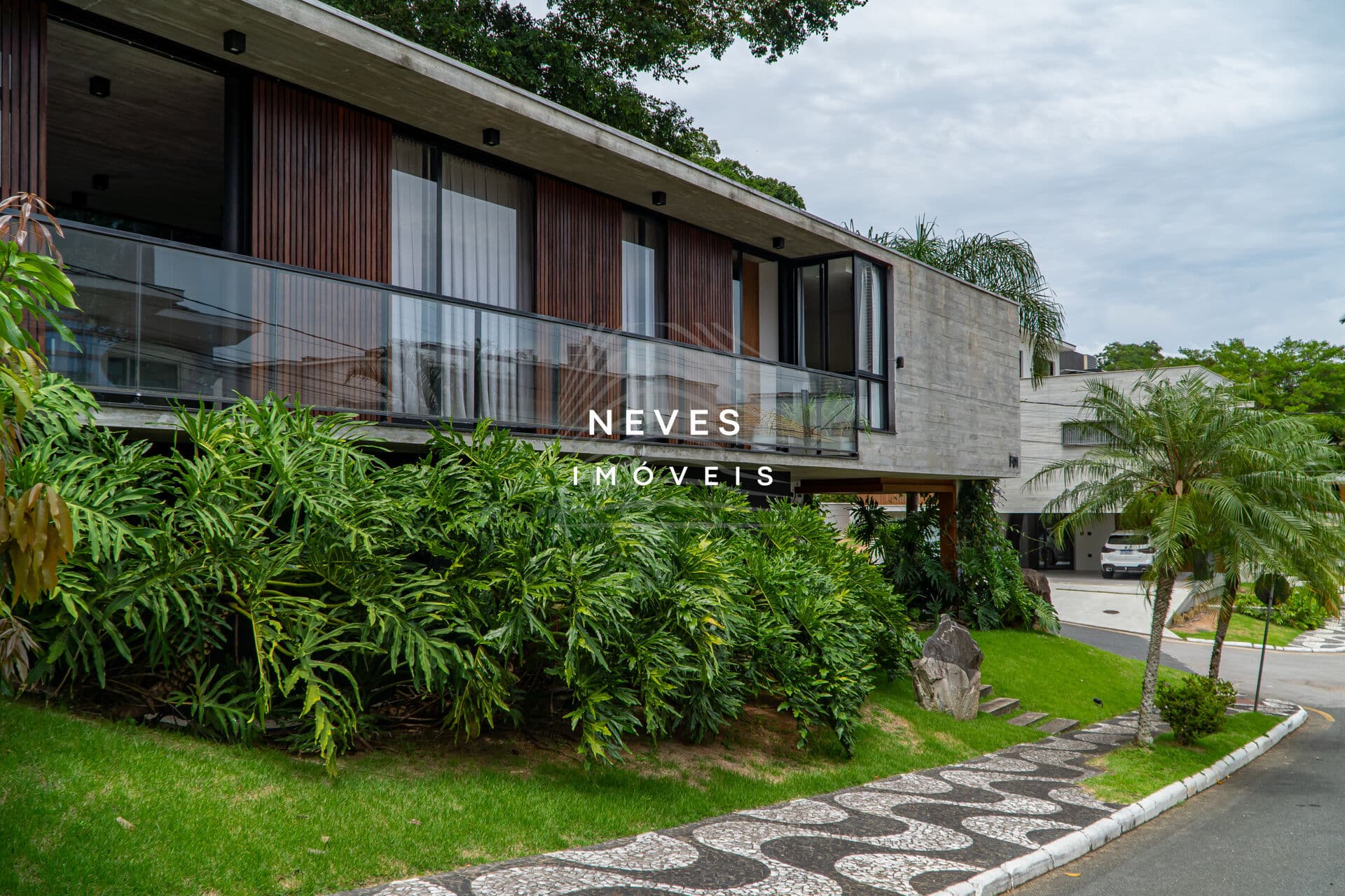 Casa de Alto Padrão com 4 Suítes, Piscina Aquecida e 522m² no Condomínio Bella Vista – Balneário Camboriú
