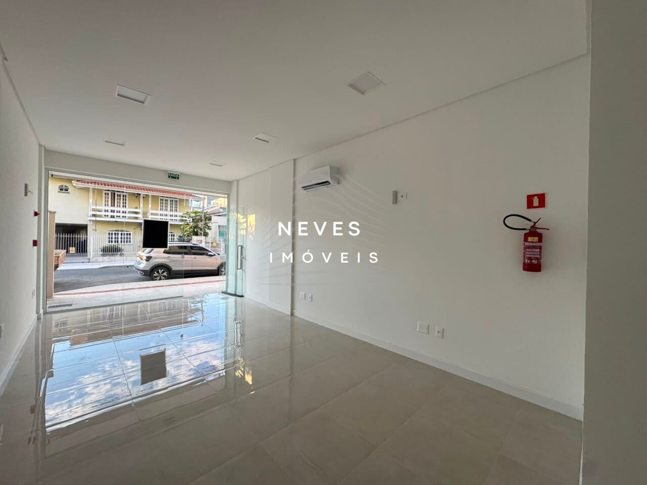 SALA TÉRREA NO BAIRRO DAS NAÇÕES PARA LOCAÇÃO