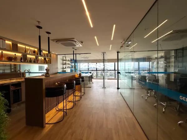 SALA ÁEREA COM VISTA PRO PORTO DE ITAJAÍ / ABSOLUTE BUSINESS