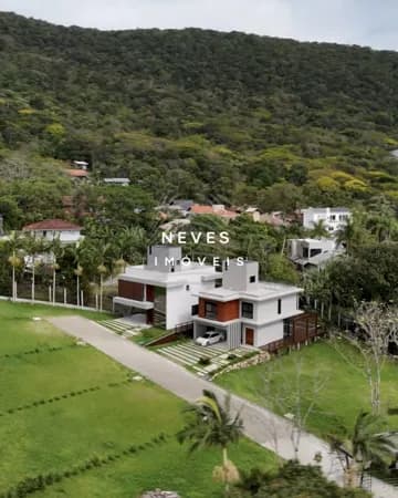 Alto Padrão em Taquaras: Casa com 3 Suítes, 339m² e Vista Privilegiada no Bosque de Taquaras