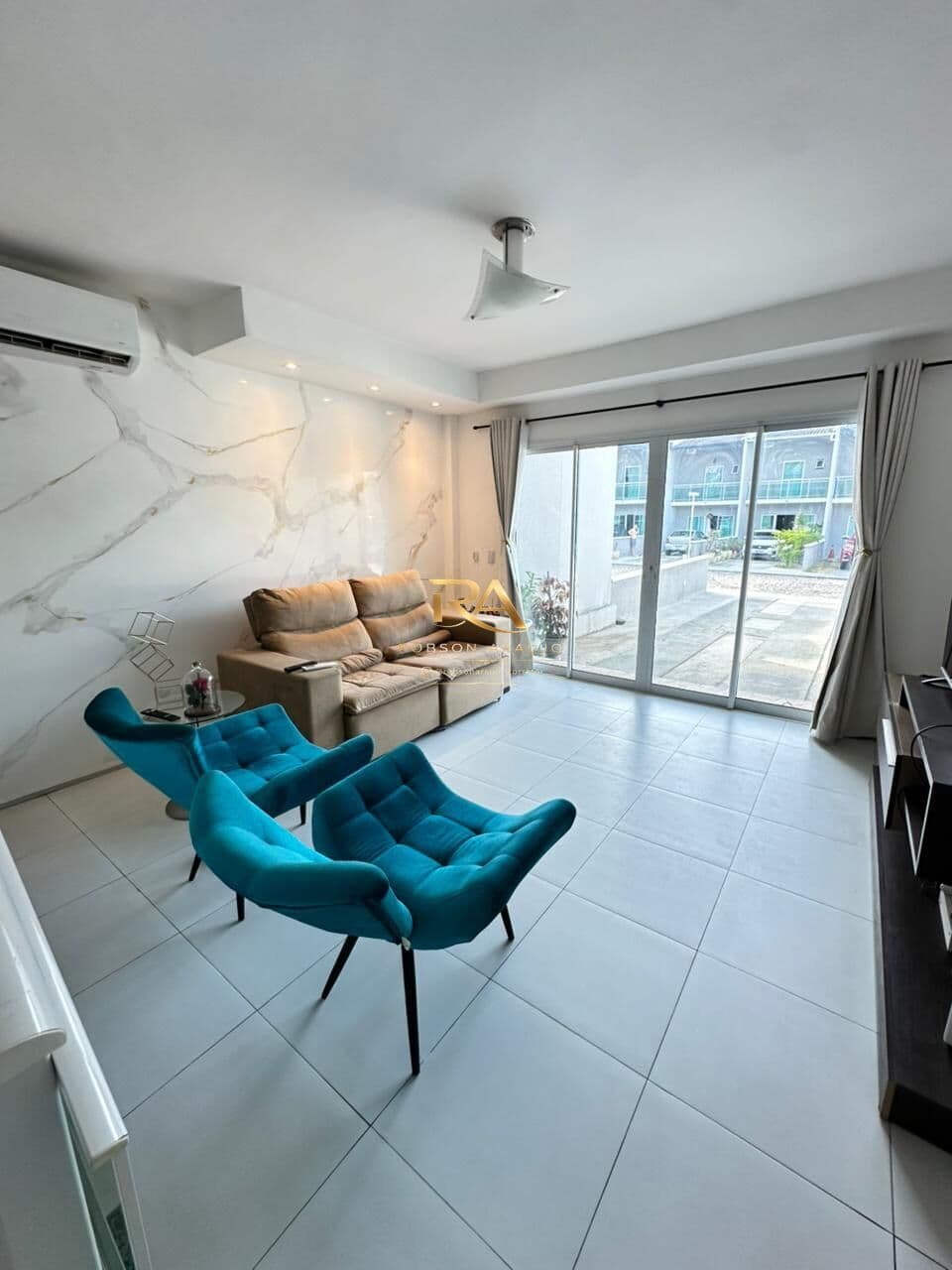 Casa duplex em condomínio
