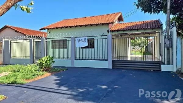 VENDE-SE CASA COM 3 DORMITORIOS