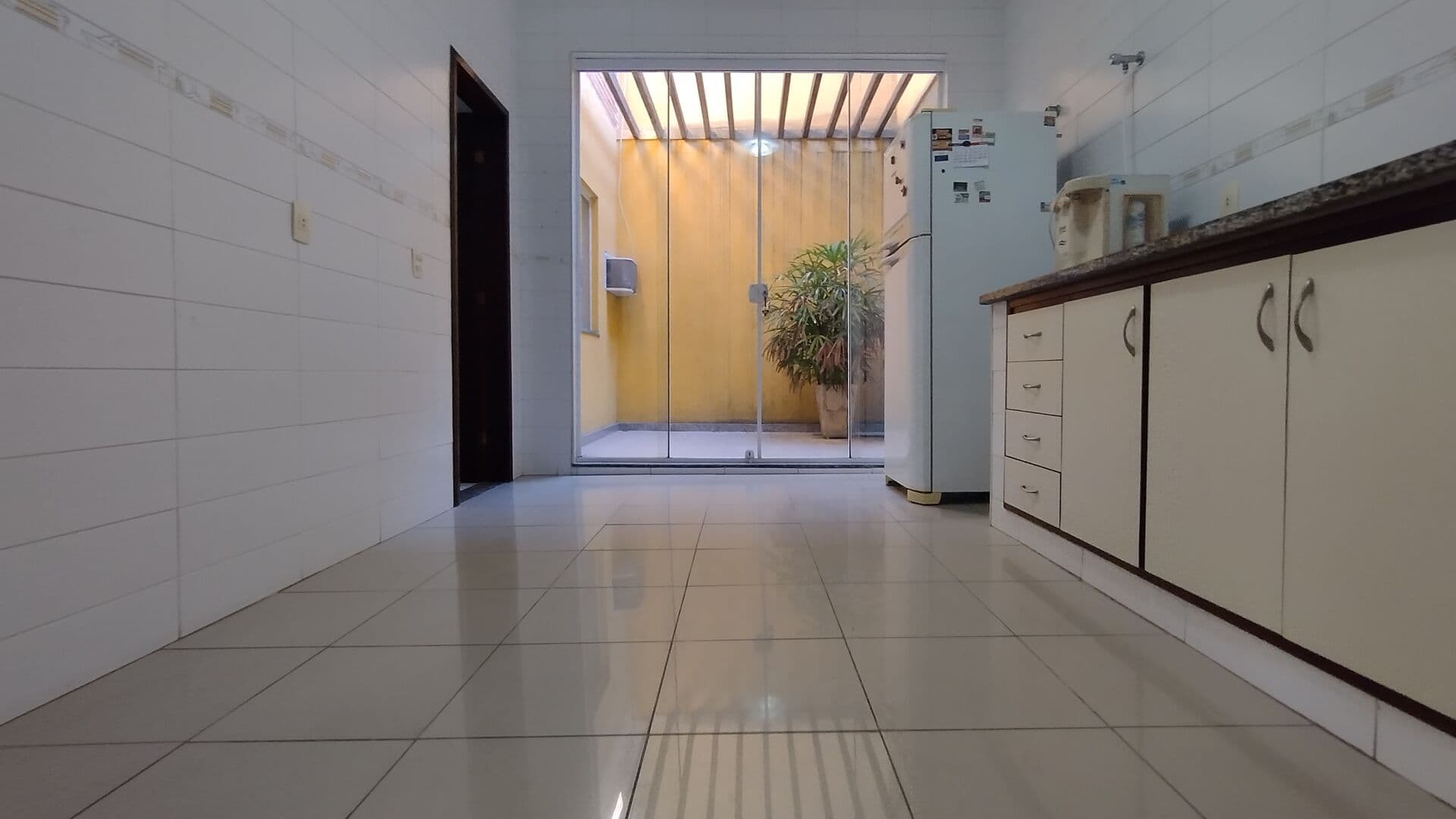 Casa na mangueira em frente à praça em rua fechada