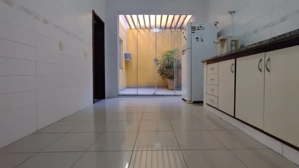 Casa na mangueira em frente à praça em rua fechada