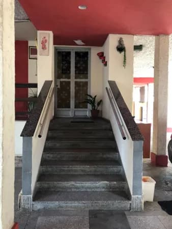 Apartamento vazio próximo à principal do Colubandê, rua Jose Mendonça de Campos.
