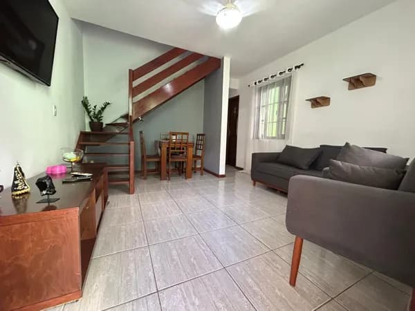Ótima casa duplex em pequeno condomínio